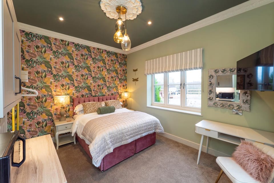 Bed, TV and multimedia, Bedroom