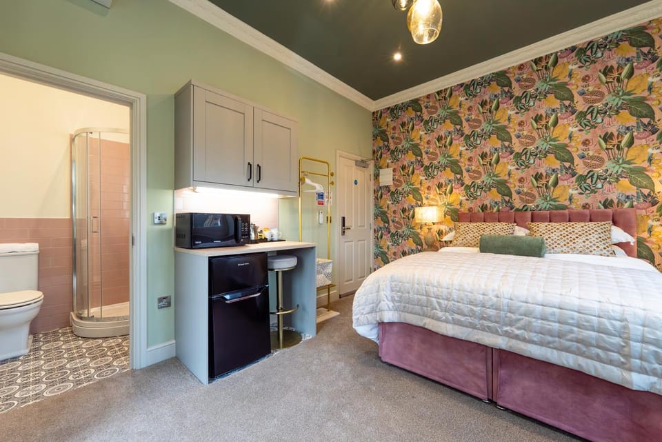 Bed, Kitchen or kitchenette, Bedroom