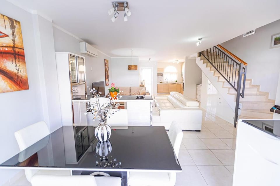 Kitchen or kitchenette, Living room, Dining area