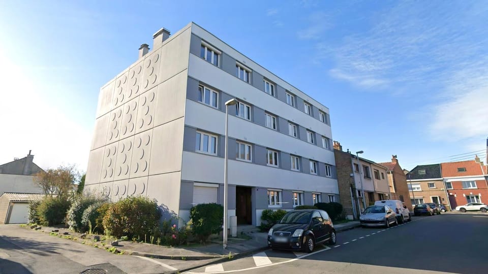Property building, Neighbourhood, Location