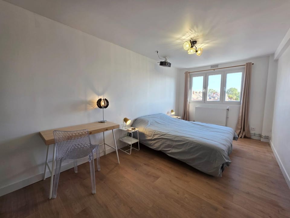 Bed, Photo of the whole room, Bedroom