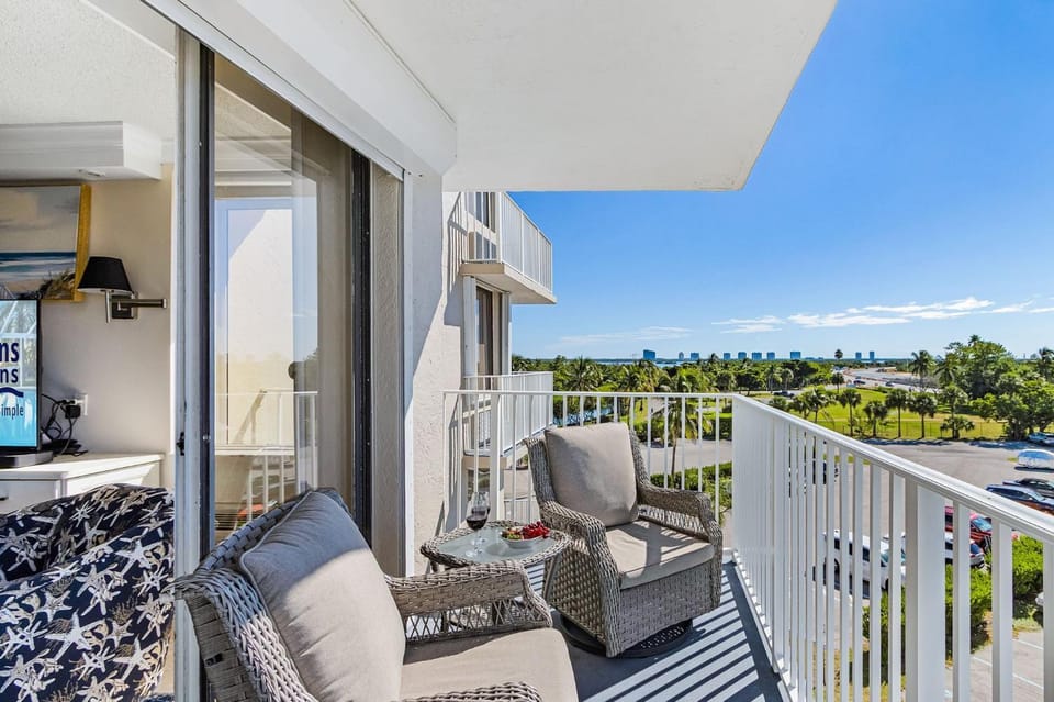 Coastal Bliss with Gulfside Charm - Your Perfect FMB Escape Awaits! - Beach Haven House in Bonita Springs