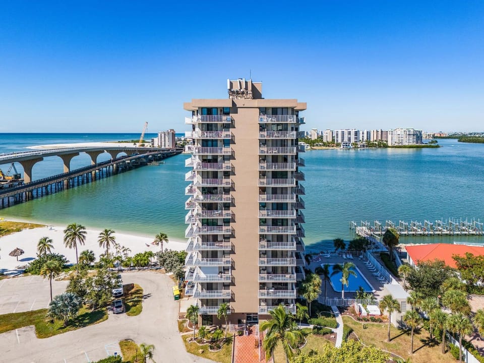 Coastal Bliss with Gulfside Charm - Your Perfect FMB Escape Awaits! - Beach Haven House in Bonita Springs