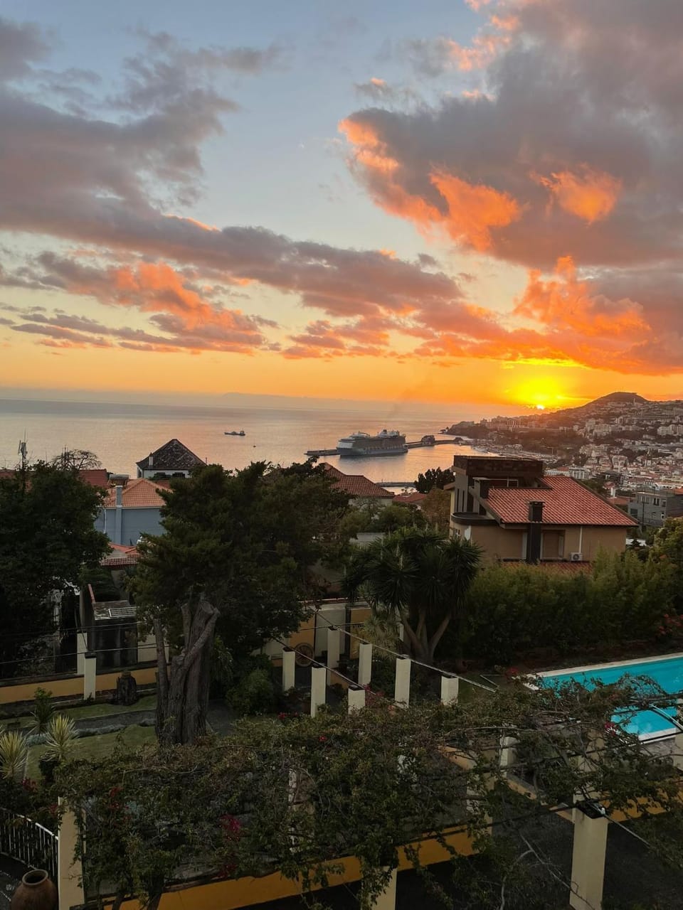 View (from property/room), City view, Garden view, Landmark view, Mountain view, Pool view, Sea view, Swimming pool, Inner courtyard view