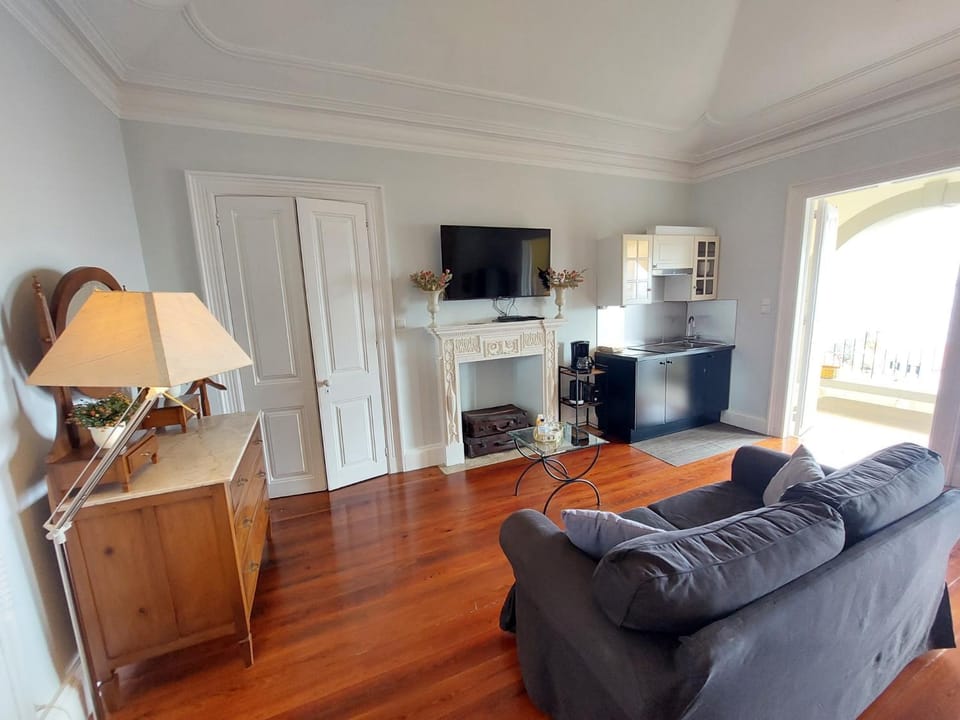 TV and multimedia, Kitchen or kitchenette, Living room, Seating area
