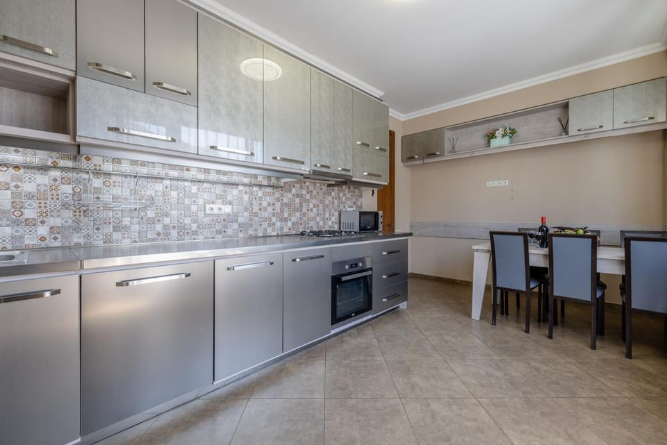 Kitchen or kitchenette, Dining area, dishwasher, minibar, oven, pet friendly