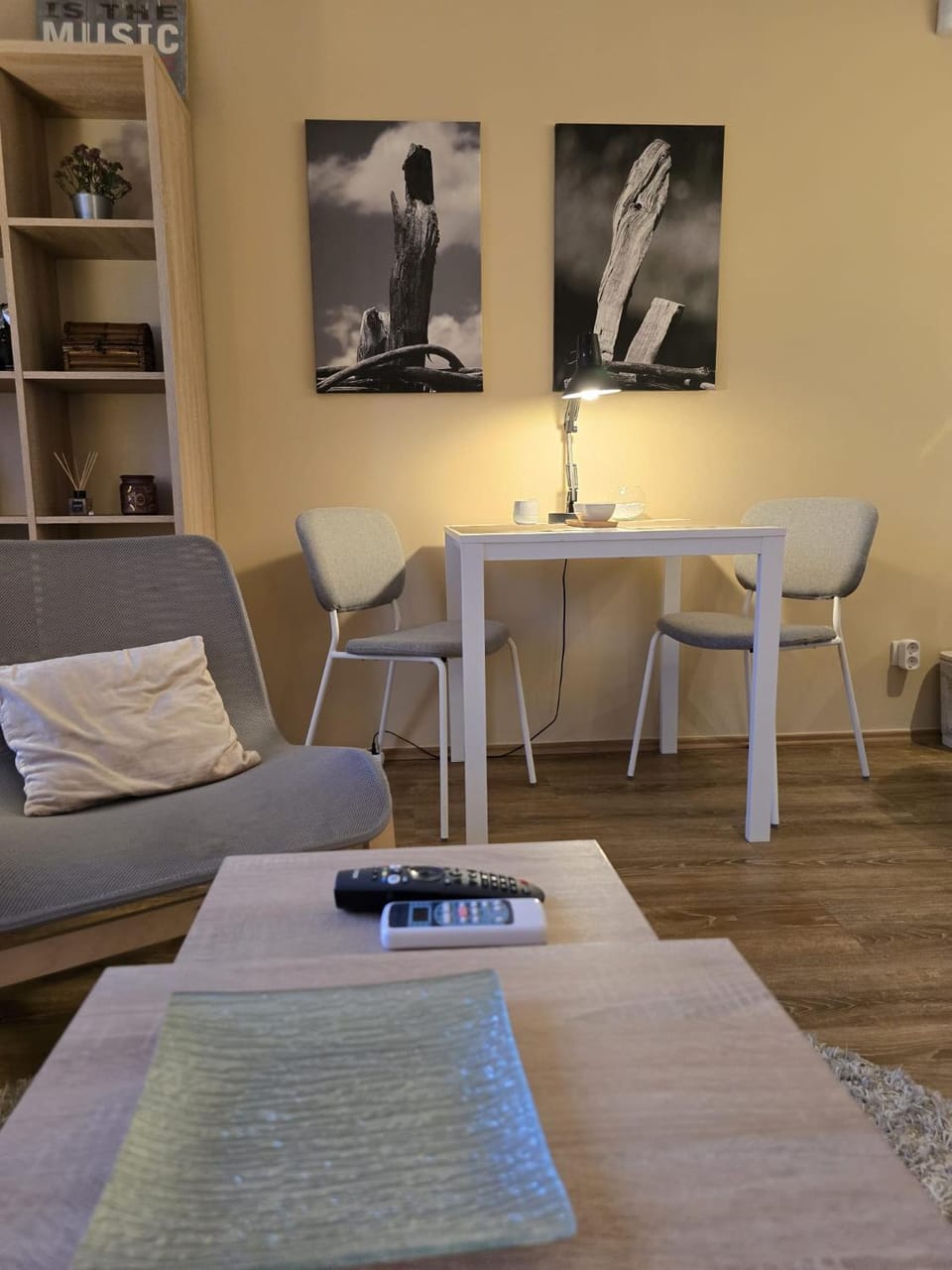 Seating area, Dining area