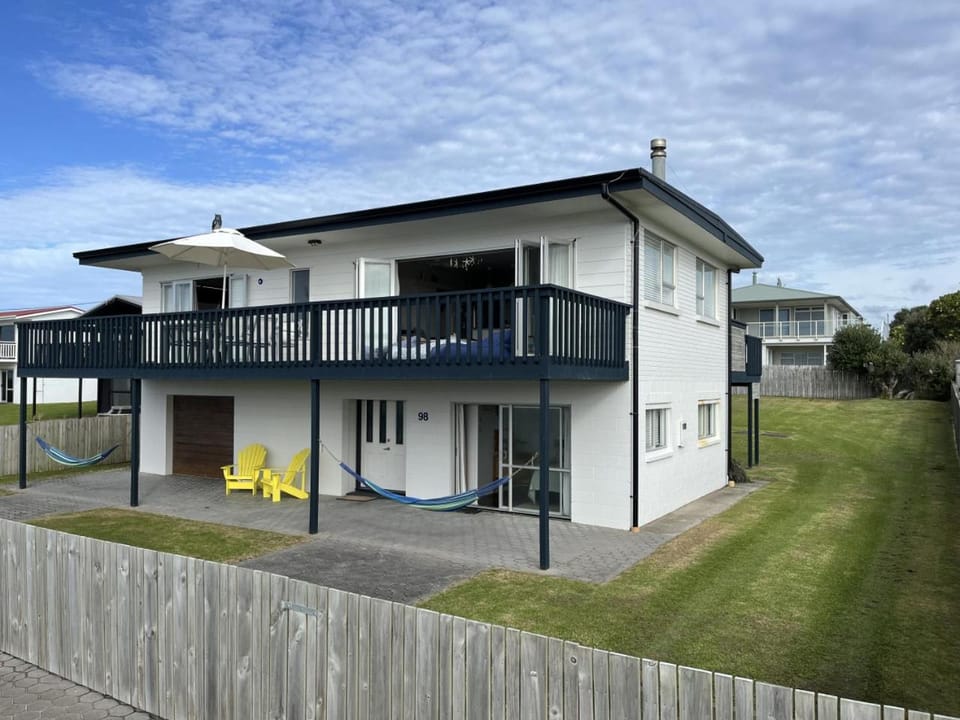 Property building, Garden, Balcony/Terrace, Parking