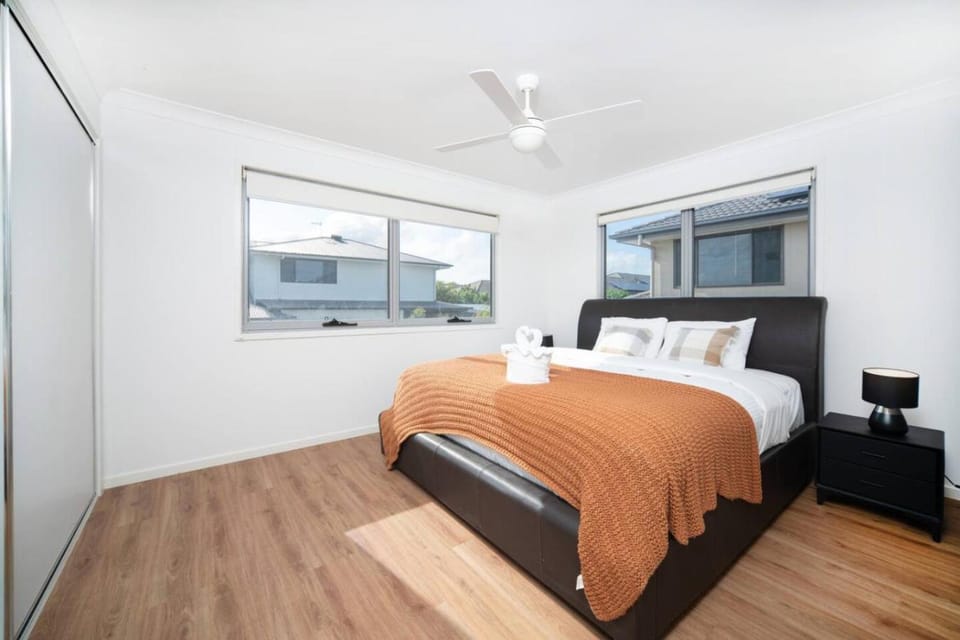 Spacious Retreat with Balcony Patio and Family Comfort House in Brisbane