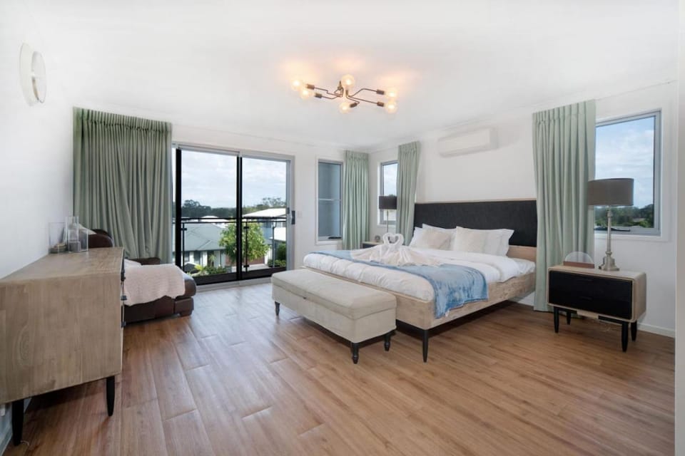 Spacious Retreat with Balcony Patio and Family Comfort House in Brisbane