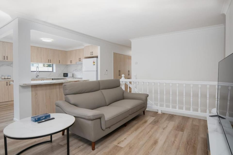 Spacious 4BR Family Home Near Garden City House in Brisbane