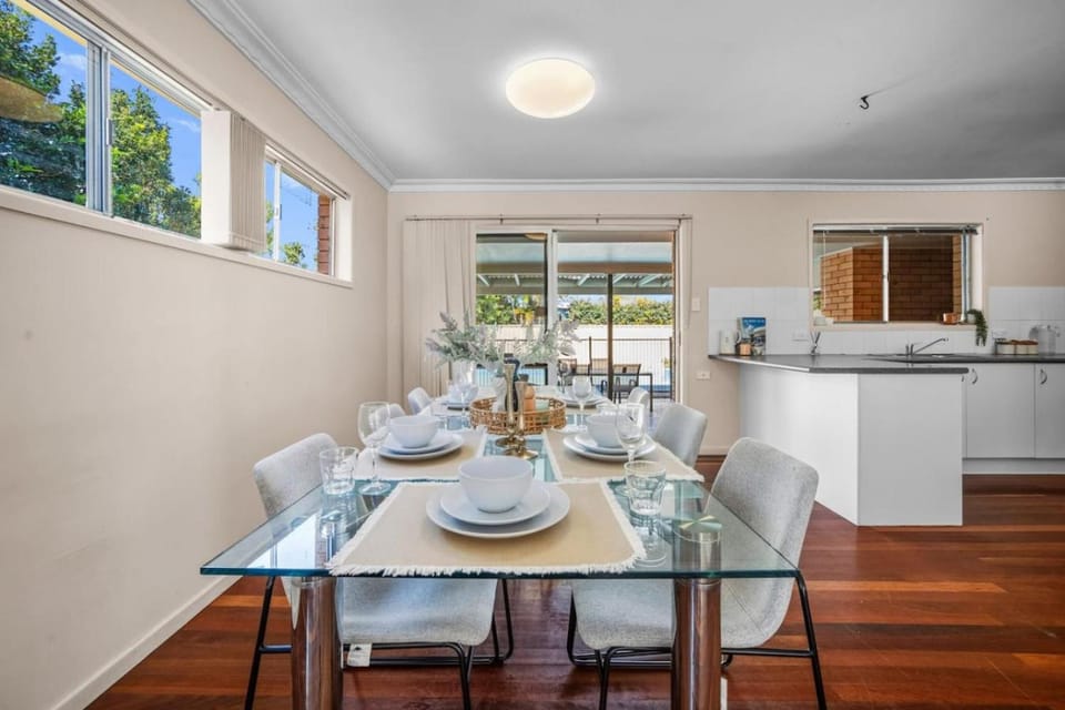 Chic Vibes Oasis Pool and Patio Comfort for Groups House in Brisbane
