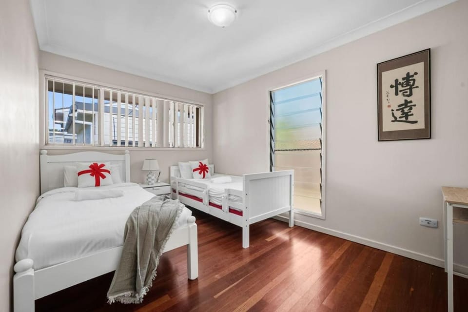 Chic Vibes Oasis Pool and Patio Comfort for Groups House in Brisbane
