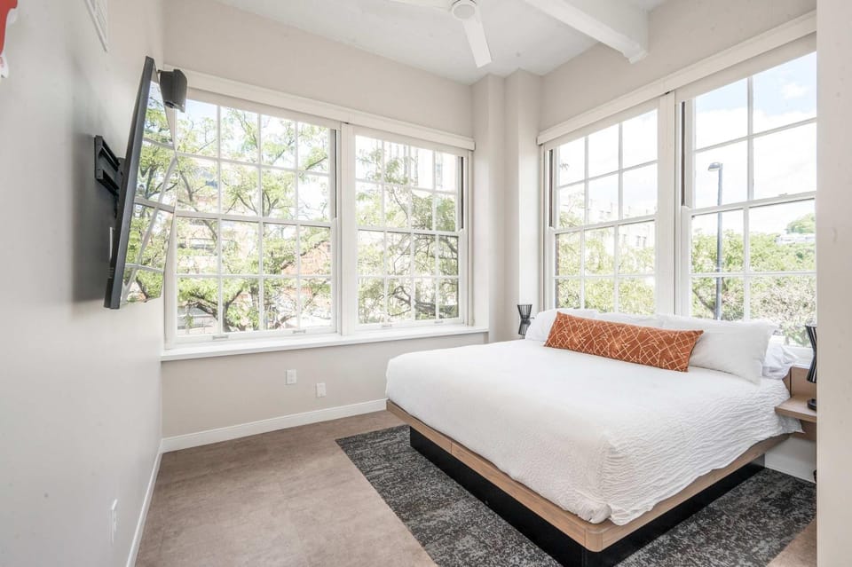 The 333 Suites 203 - Stay for 6 Apartment in Cincinnati