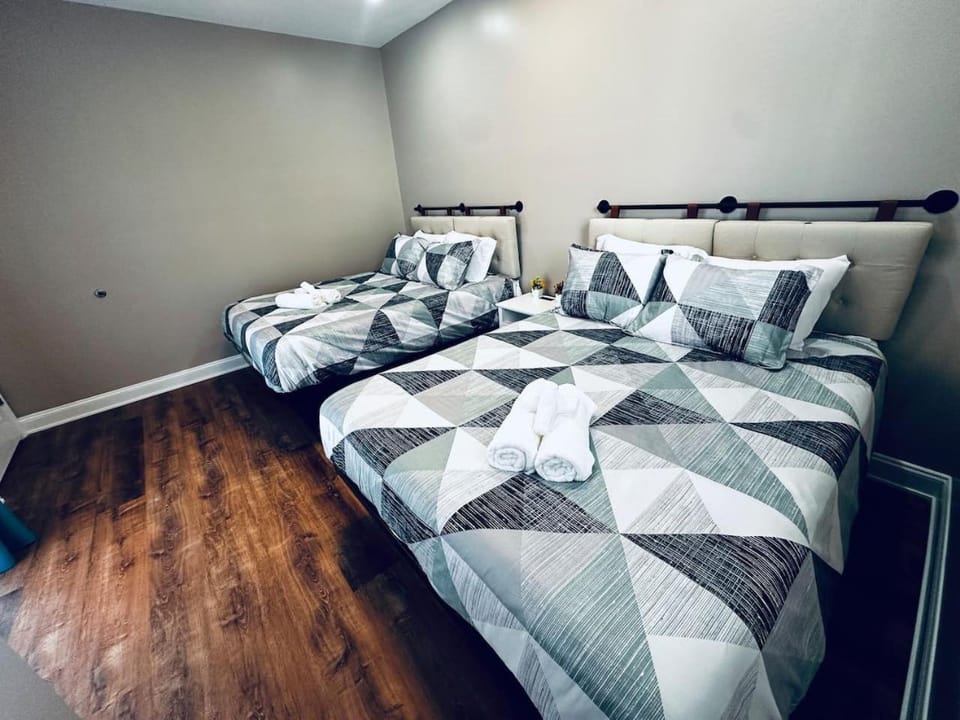 Riverview Walk to Falls Newly Renovated 2nd floor House in Niagara Falls