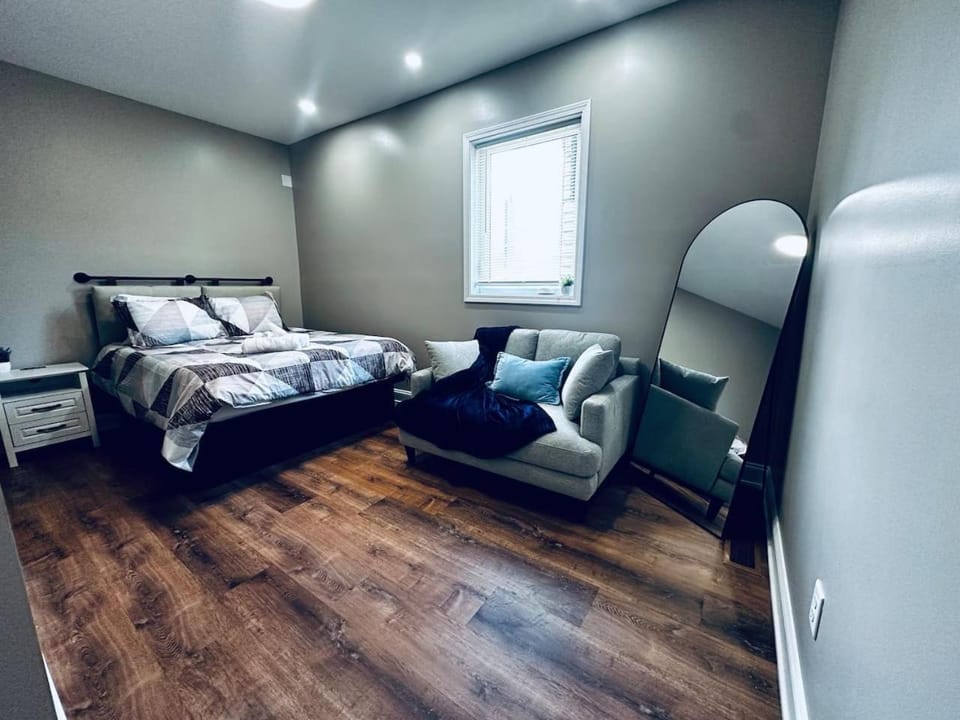 Riverview Walk to Falls Newly Renovated 2nd floor House in Niagara Falls