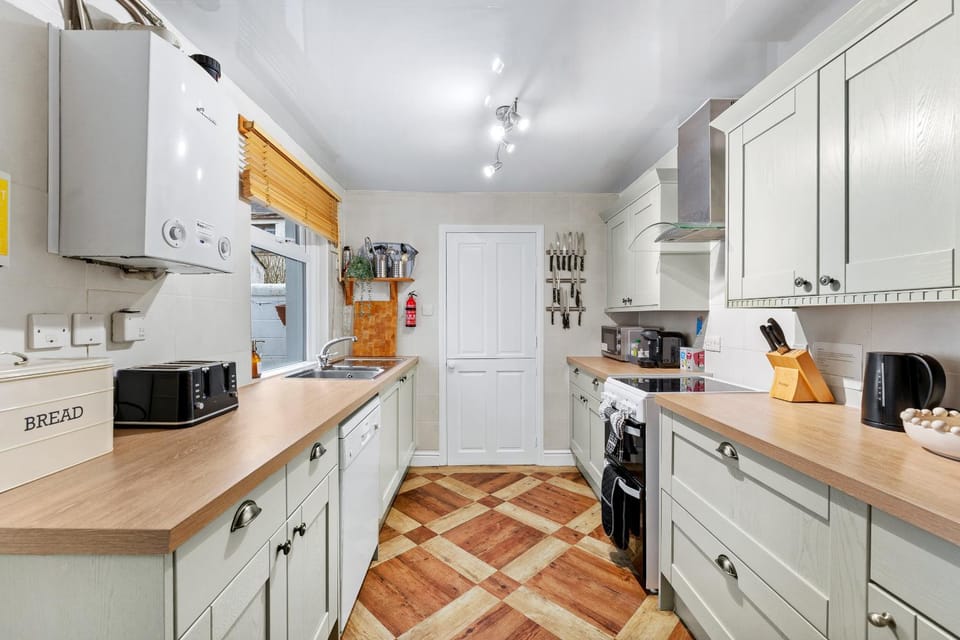 Coffee/tea facilities, Kitchen or kitchenette, dishwasher, oven, stove, toaster, washing machine, dryer, kitchen