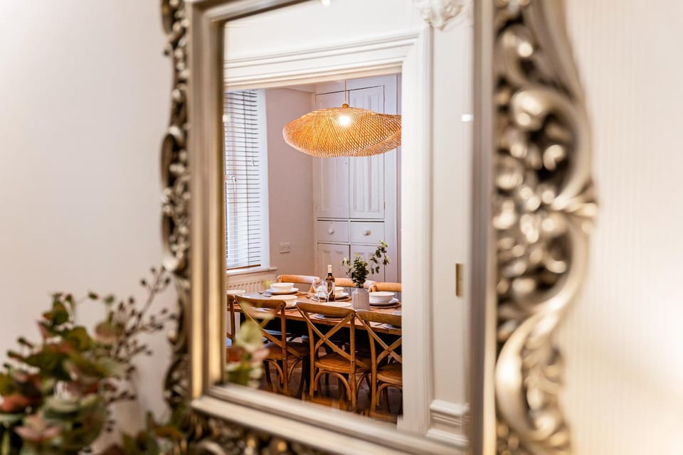 Seating area, Dining area