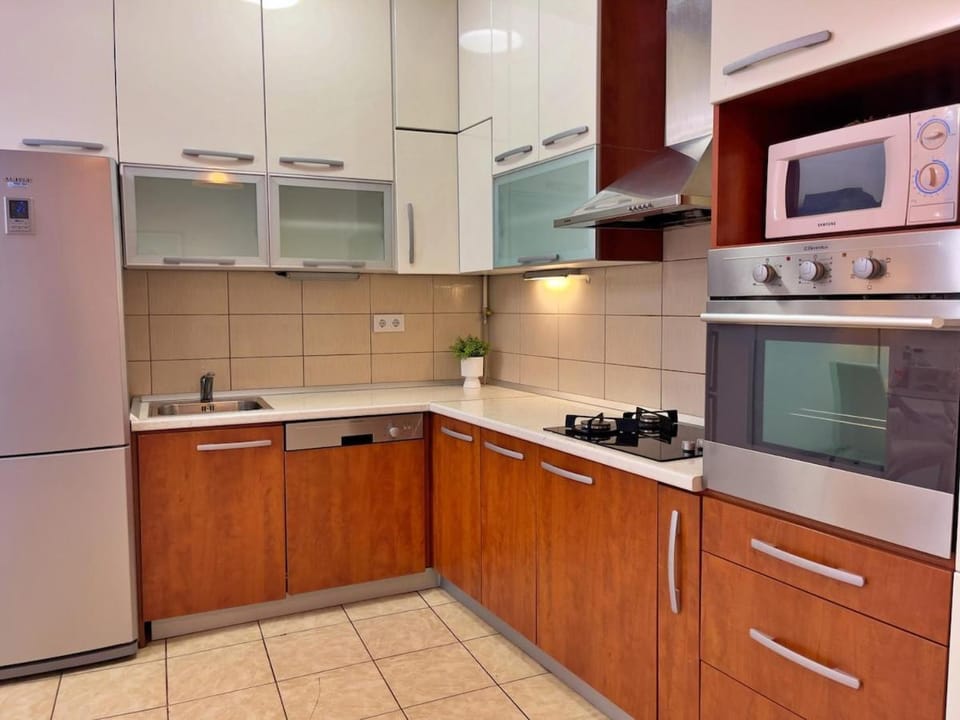 Kitchen or kitchenette, dishwasher, oven