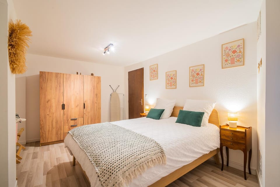 Bed, Photo of the whole room, Bedroom, wardrobe
