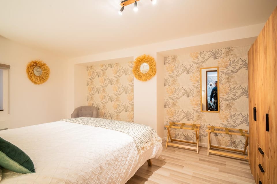 Bed, Photo of the whole room, Bedroom, wardrobe