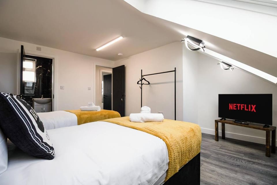 Bedford Short and Long Stay, Free Wi-Fi, Parking & Sleeps 8 Apartment in Bedford