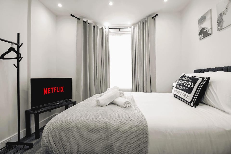 Bed, TV and multimedia, Bedroom