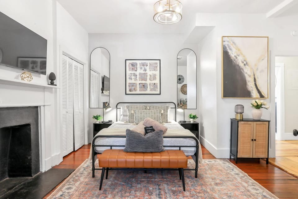 Historic second story apt for monthly stays only House in Savannah