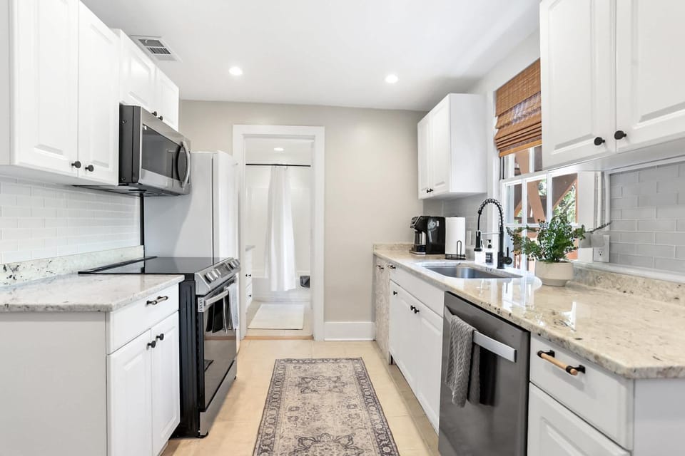 Historic second story apt for monthly stays only House in Savannah