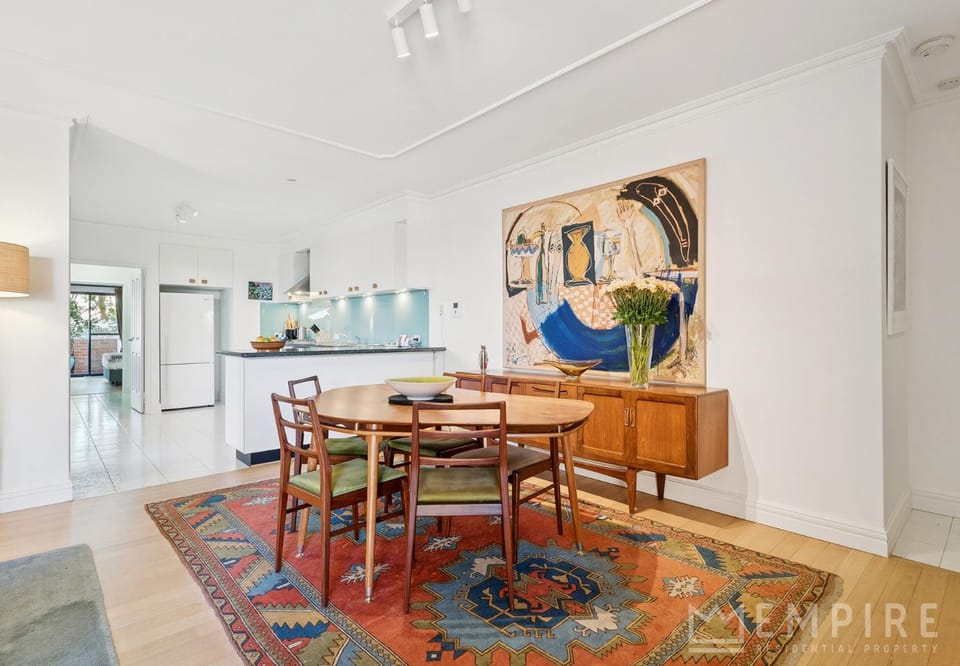 Kitchen or kitchenette, Dining area