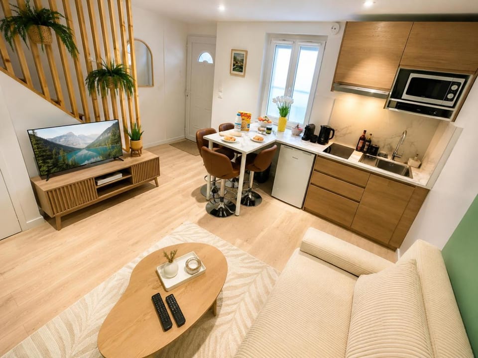 TV and multimedia, Coffee/tea facilities, Kitchen or kitchenette, Living room, Seating area, minibar