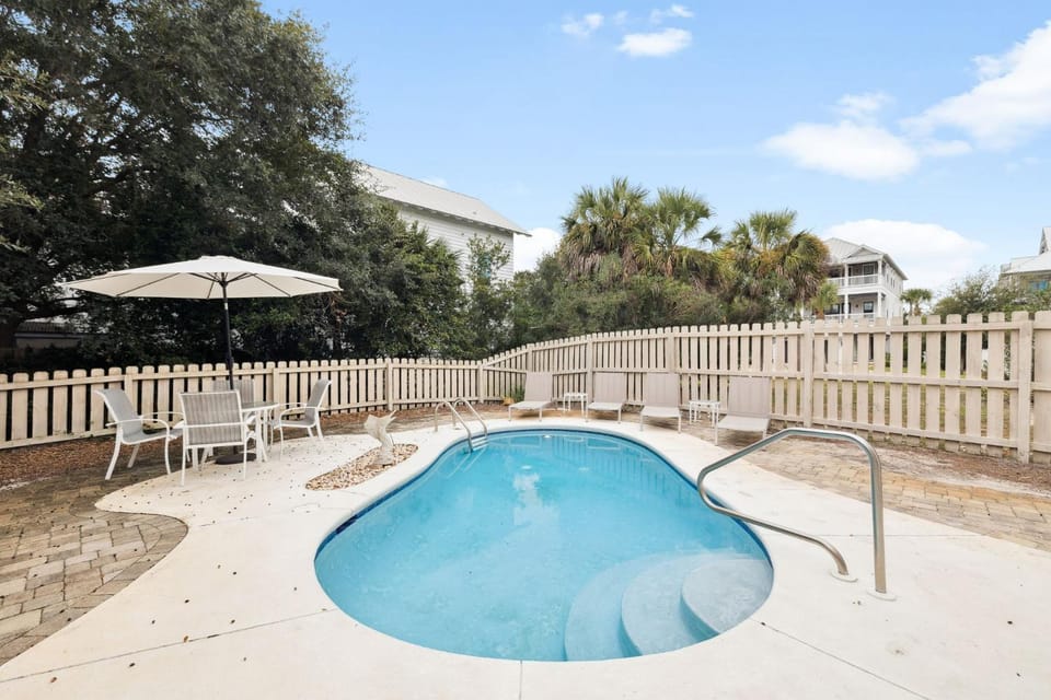 Dining area, Swimming pool, sunbed