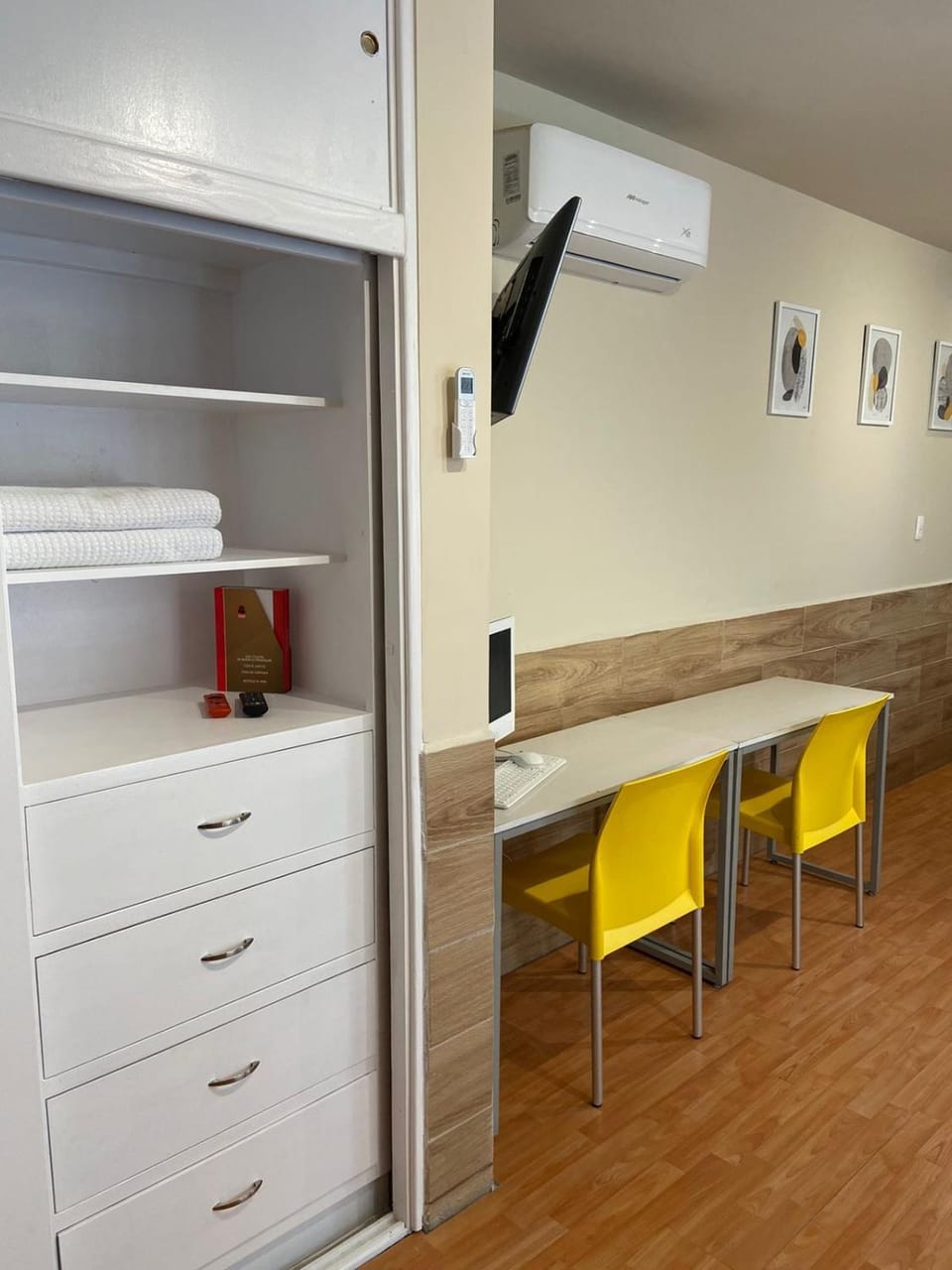 Seating area, Dining area