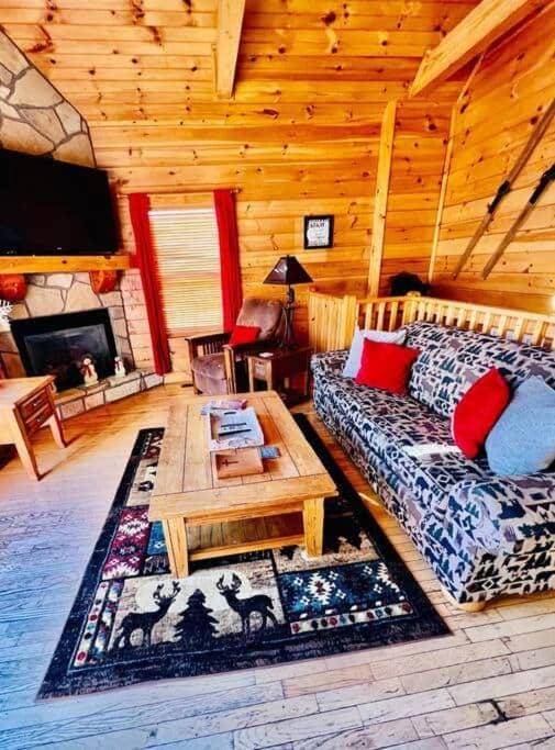 Make memories at Dreamweaver season pool, gameroom House in Pigeon Forge