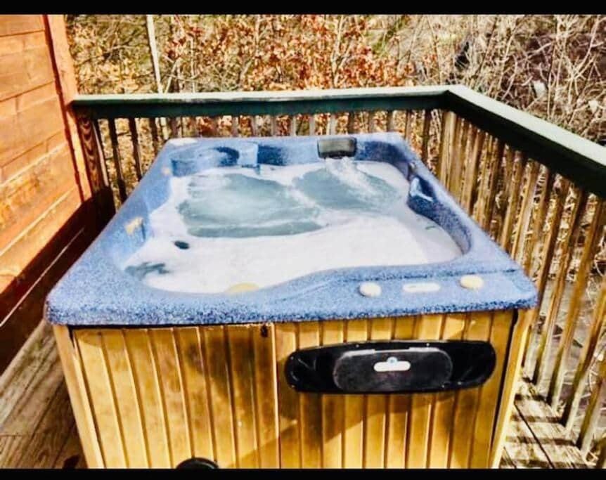 Make memories at Dreamweaver season pool, gameroom House in Pigeon Forge