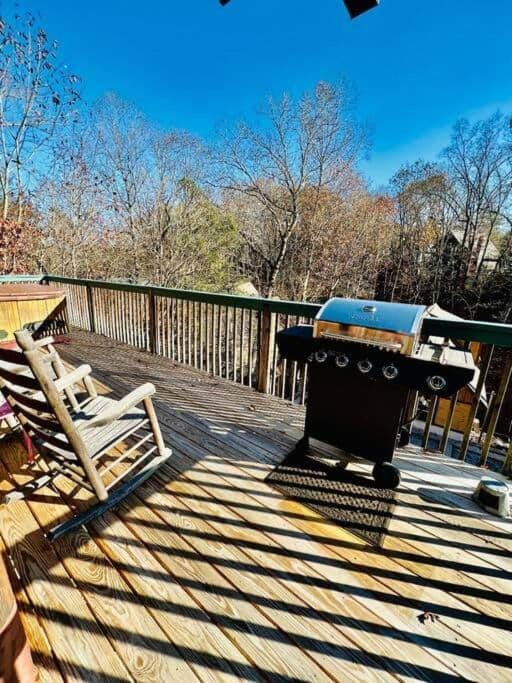 Make memories at Dreamweaver season pool, gameroom House in Pigeon Forge