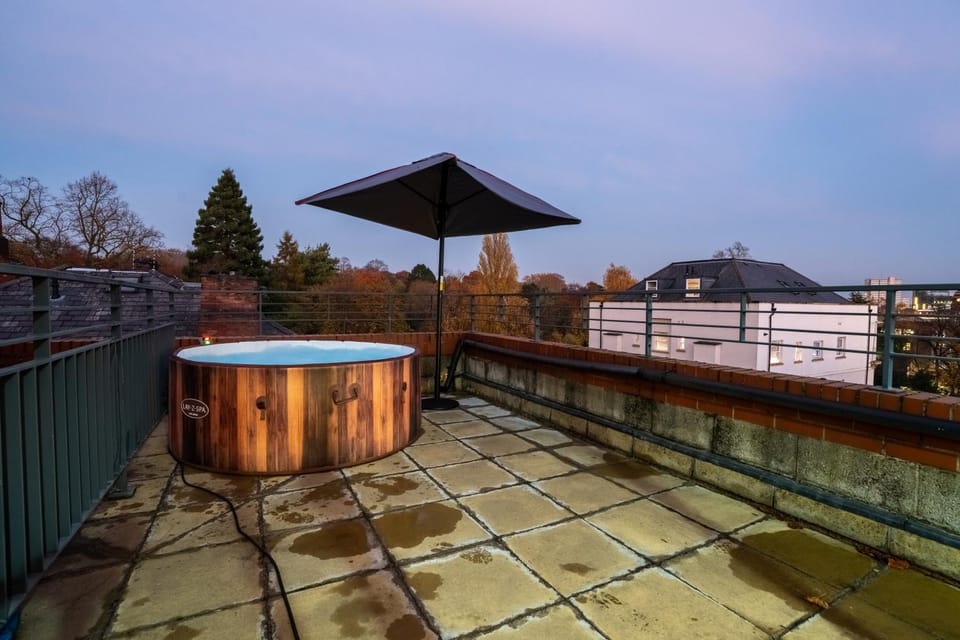 Penthouse in Central Nottingham with Hot tub and Games Apartment in Nottingham