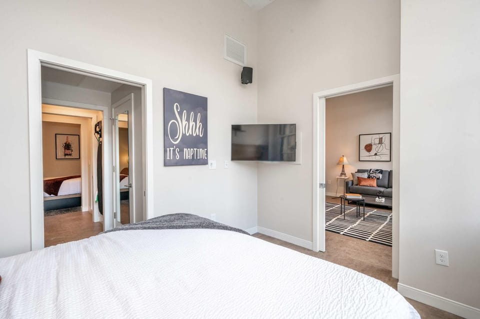 Downtown Cincinnati 2BR, Walk to Reds & Casino Apartment in Cincinnati
