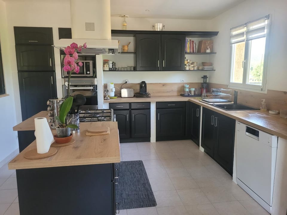 Kitchen or kitchenette, Kitchen or kitchenette