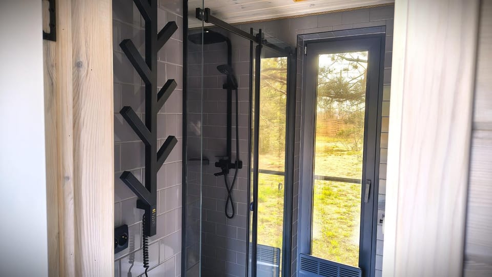 Shower, Toilet