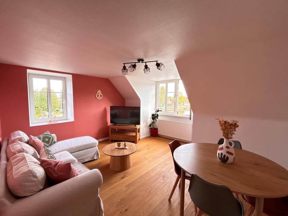 TV and multimedia, Living room, Seating area, internet, internet