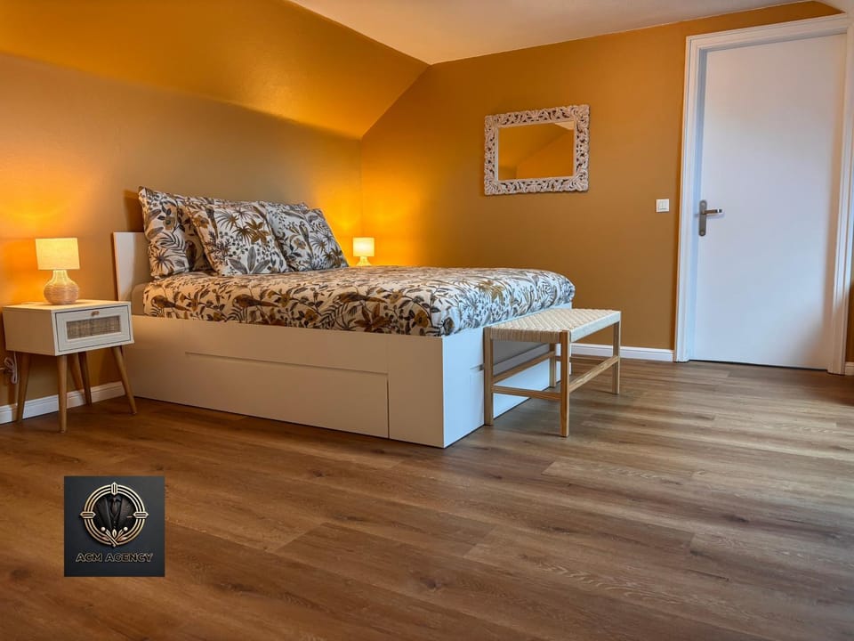Bed, Photo of the whole room, Bedroom