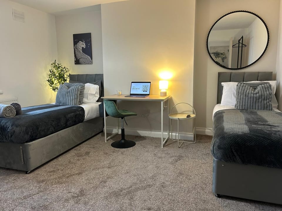 Bed, TV and multimedia, Photo of the whole room, Seating area, Bedroom