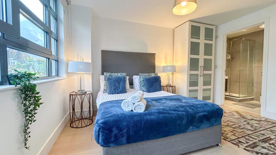 Shower, Toilet, Bed, Bathroom, View (from property/room), Photo of the whole room, Decorative detail, Seating area, Bedroom, flat iron, hair dryier, heating, internet, storage, towels, wardrobe