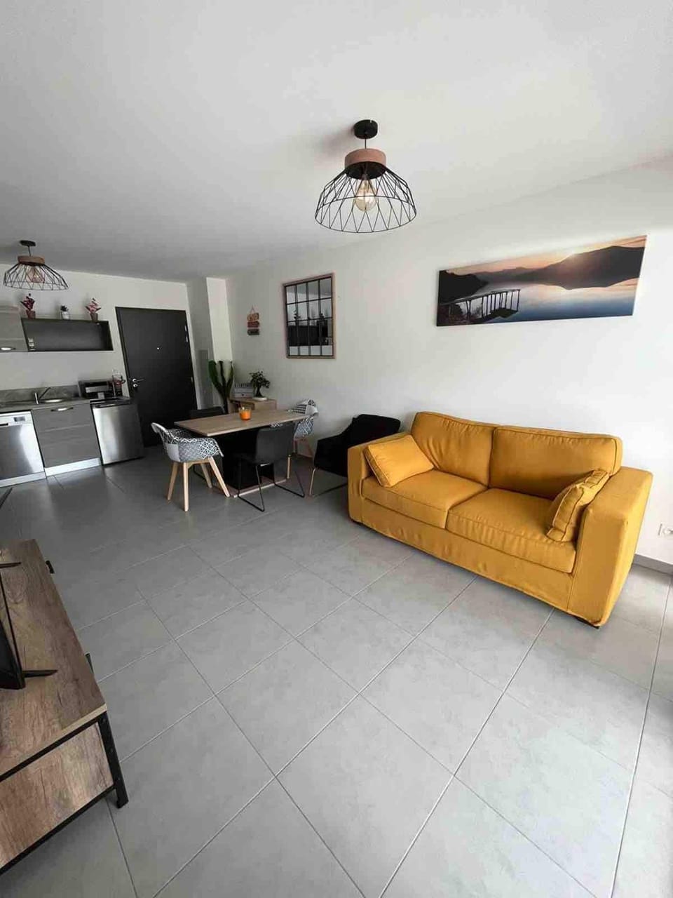 TV and multimedia, Living room, Dining area