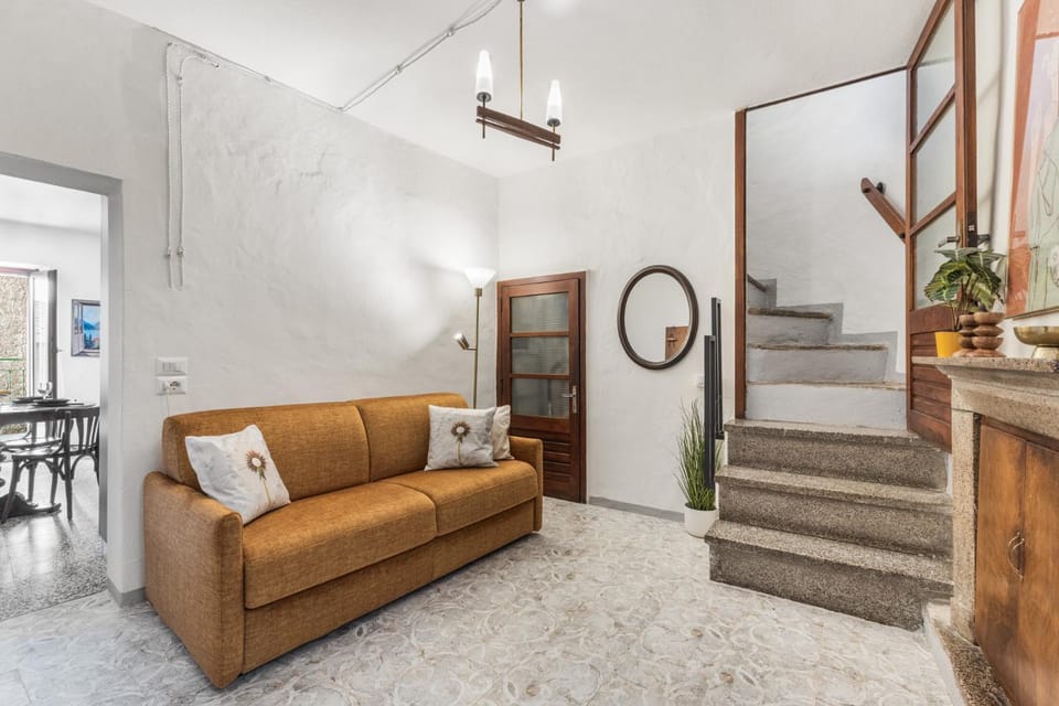 Casa Piazzetta - Lake Como WiFi & A-C Apartment in Colico