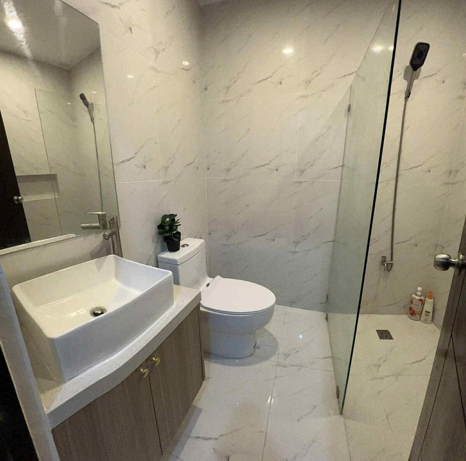 4 Bedroom House for 5-6 guests House in Las Pinas