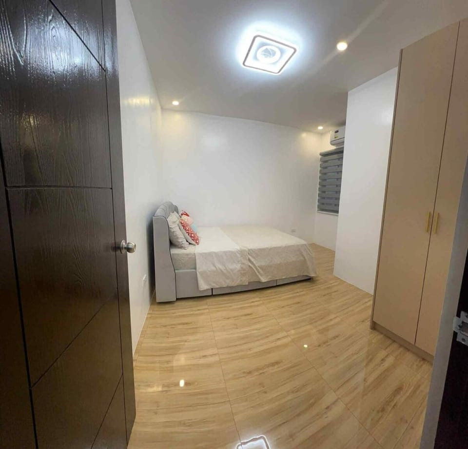 4 Bedroom House for 5-6 guests House in Las Pinas