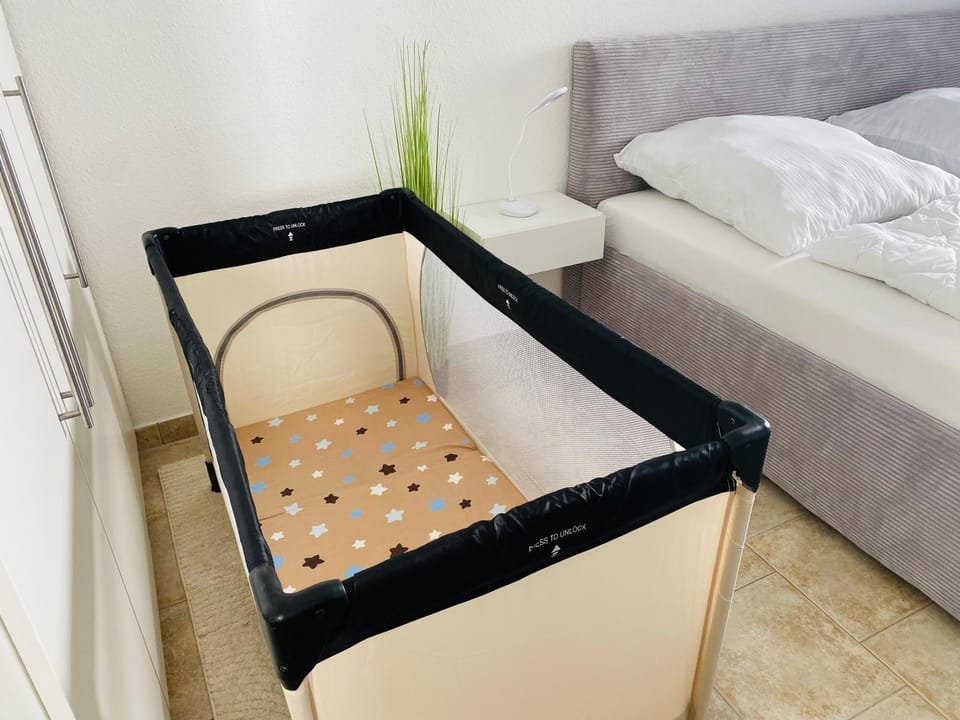 Bedroom, cot