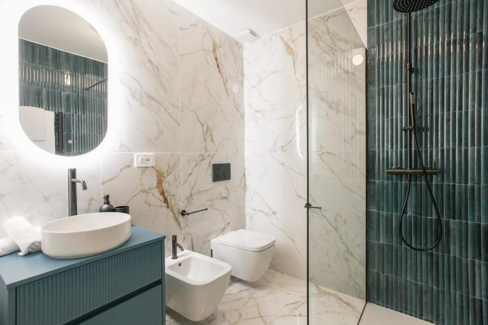 Shower, Toilet, Bathroom, bidet, towels